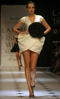 Deepika dazzles Hollywood-style!