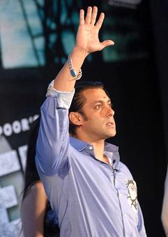 Salman trades places with the media