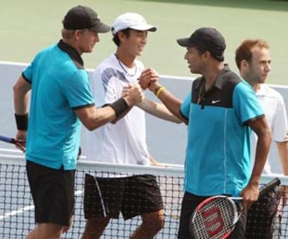 Paes stays on course for title