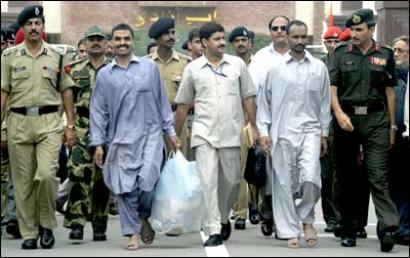 Pakistan returns two Indian PoWs