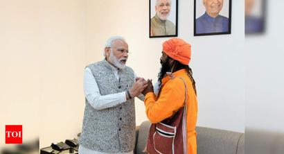 PM Modi meets rickshaw-puller Mangal Kewat in Varanasi