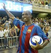 Eto'o completes Barcelona move