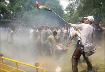 Anti-quota students clash with police