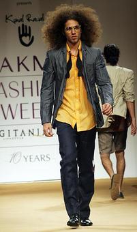 Rawal goes Cuban, Prateik Babbar showstops